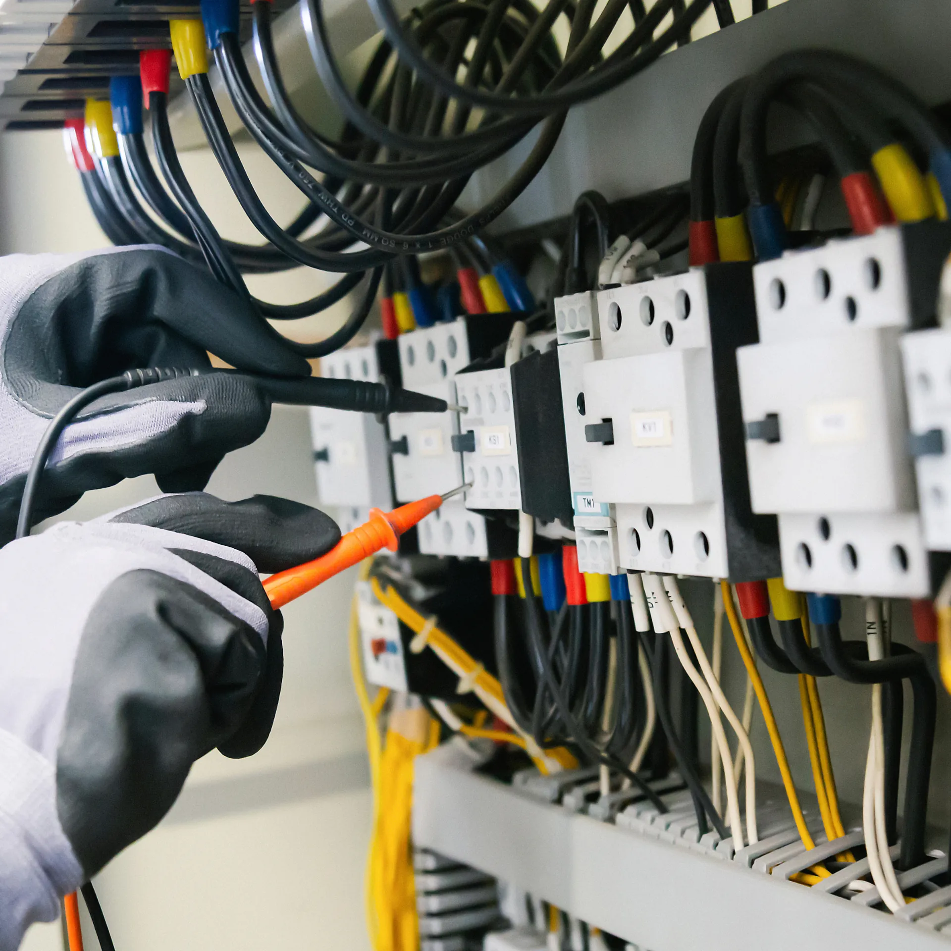 Elektriker måler på en klemrække i en eltavle