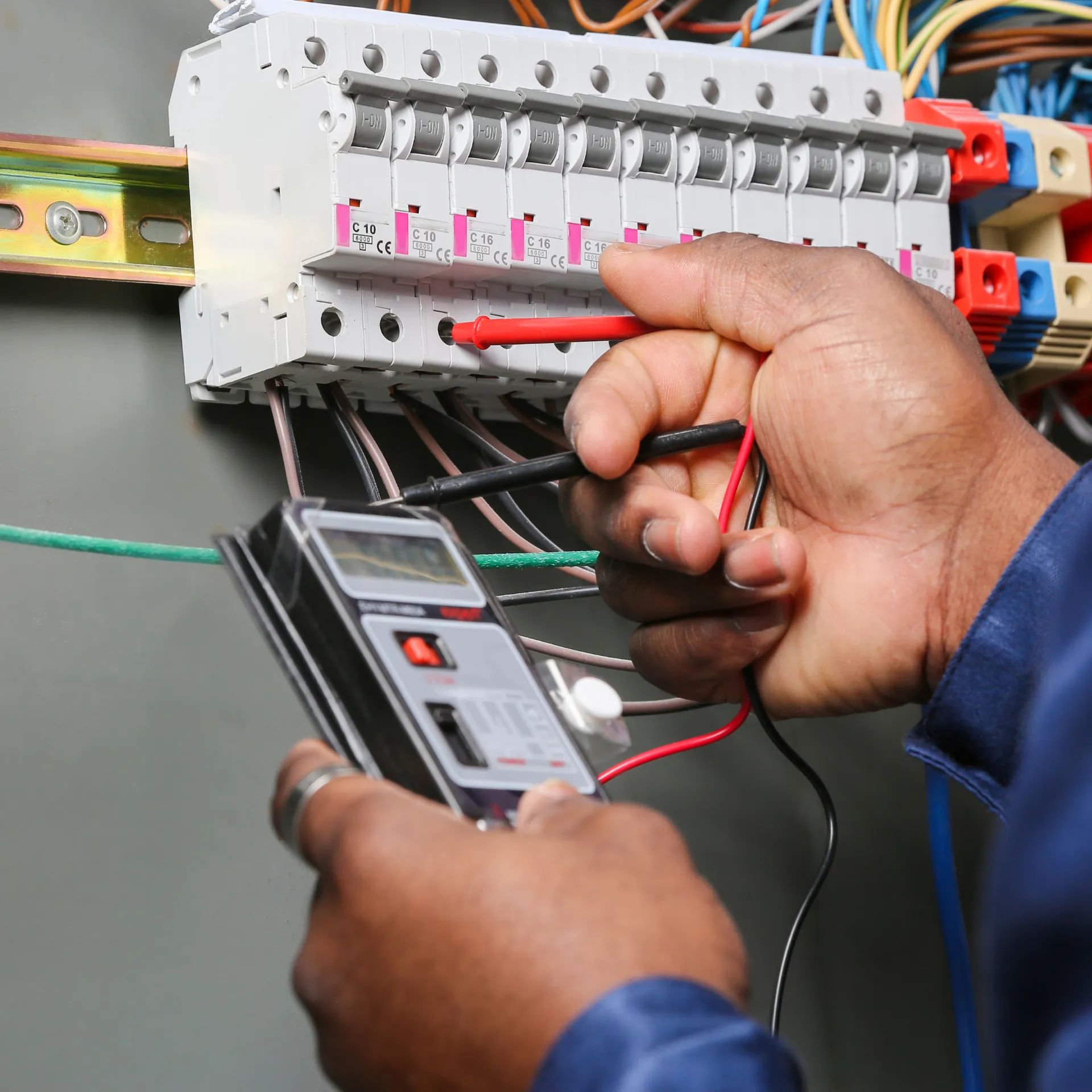 Måling med multimeter på en ny gruppetavle